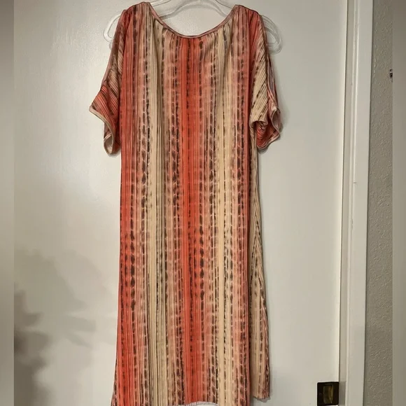 Fun accordion cold shoulder flowy midi dress - Picture 3 of 6